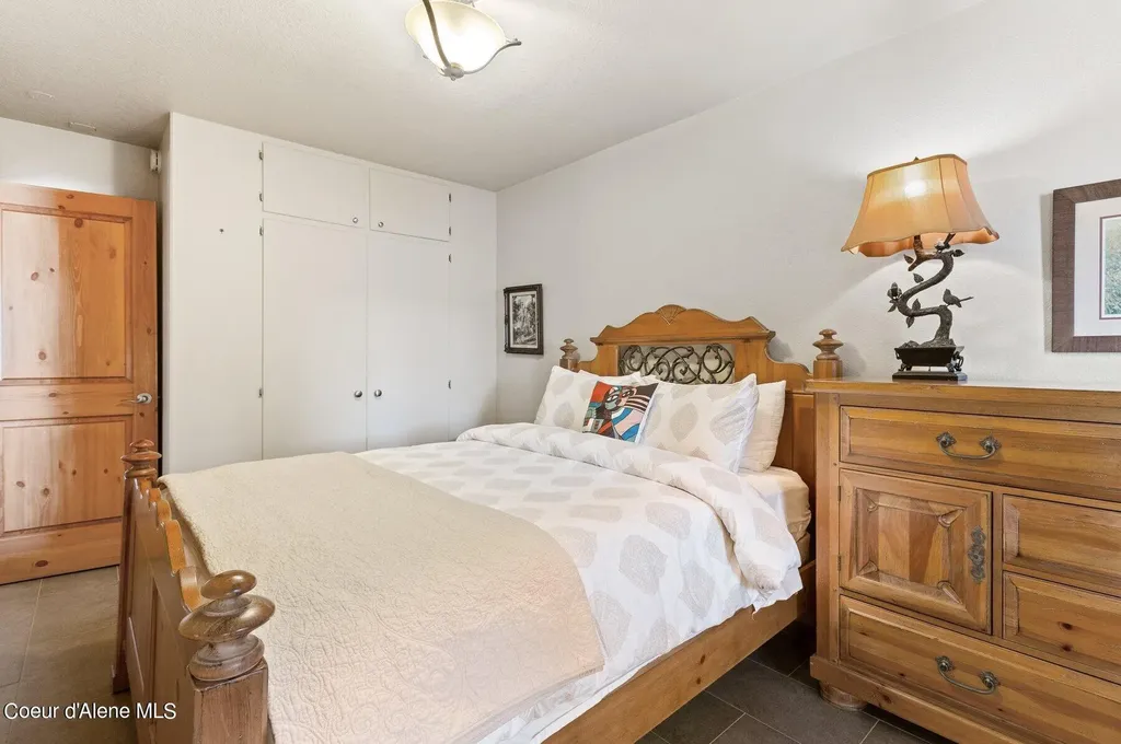 2537 Lakeshore Drive Sagle ID 83860