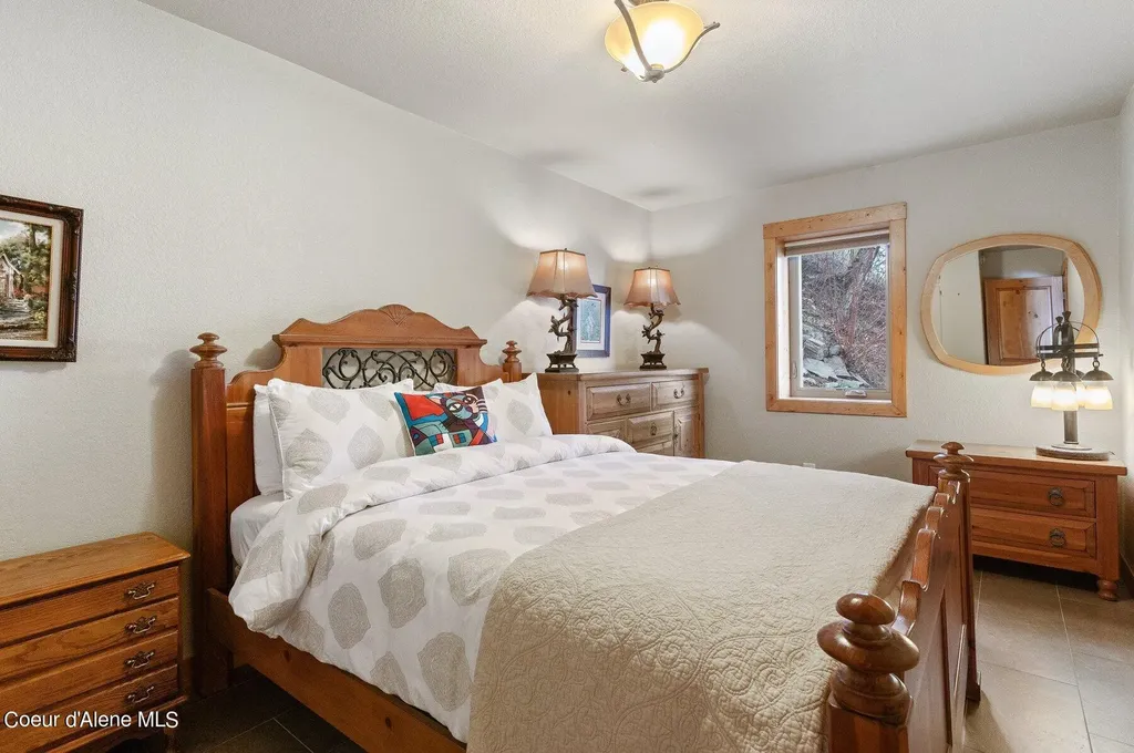 2537 Lakeshore Drive Sagle ID 83860