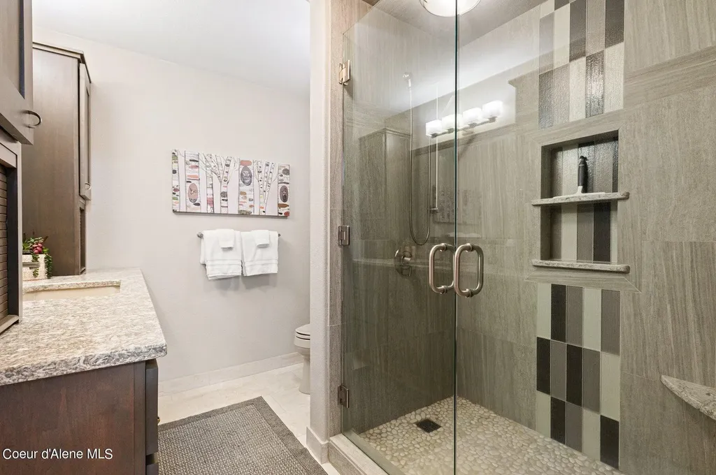 2537 Lakeshore Drive Sagle ID 83860