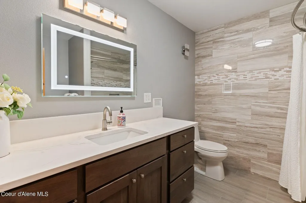 2537 Lakeshore Drive Sagle ID 83860