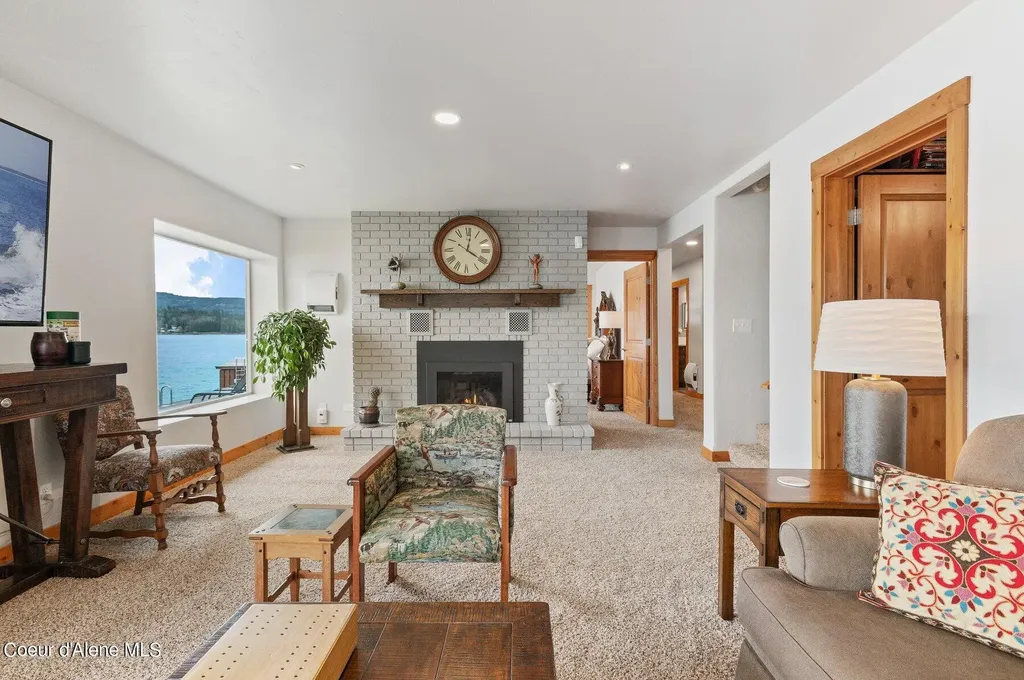 2537 Lakeshore Drive Sagle ID 83860