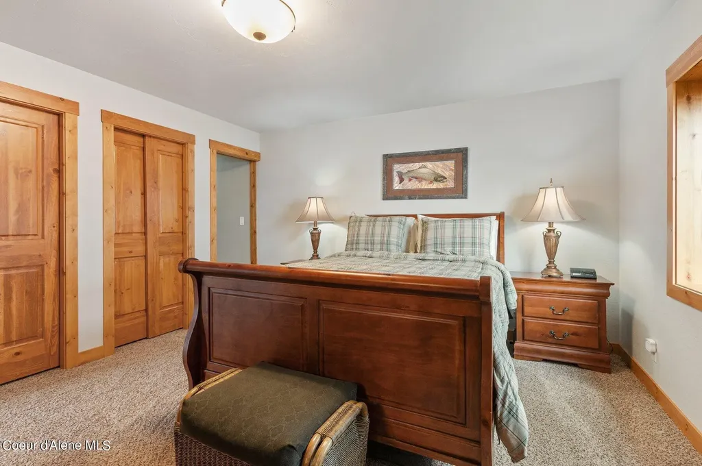 2537 Lakeshore Drive Sagle ID 83860