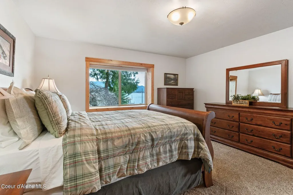 2537 Lakeshore Drive Sagle ID 83860