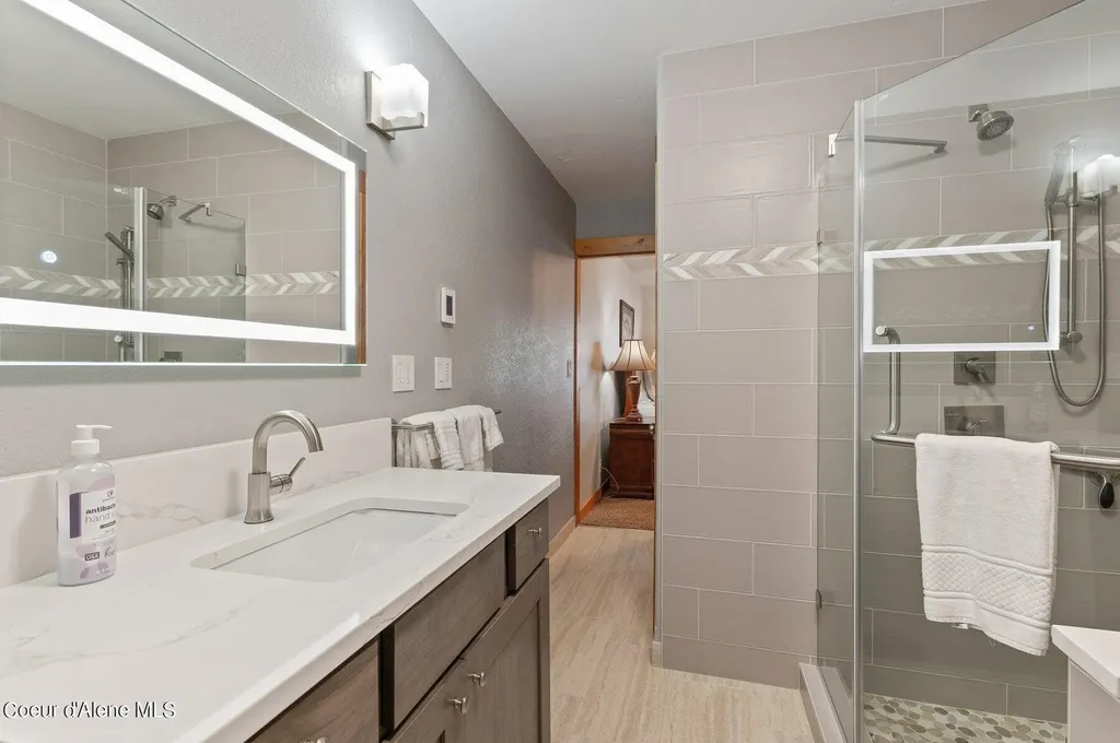 2537 Lakeshore Drive Sagle ID 83860