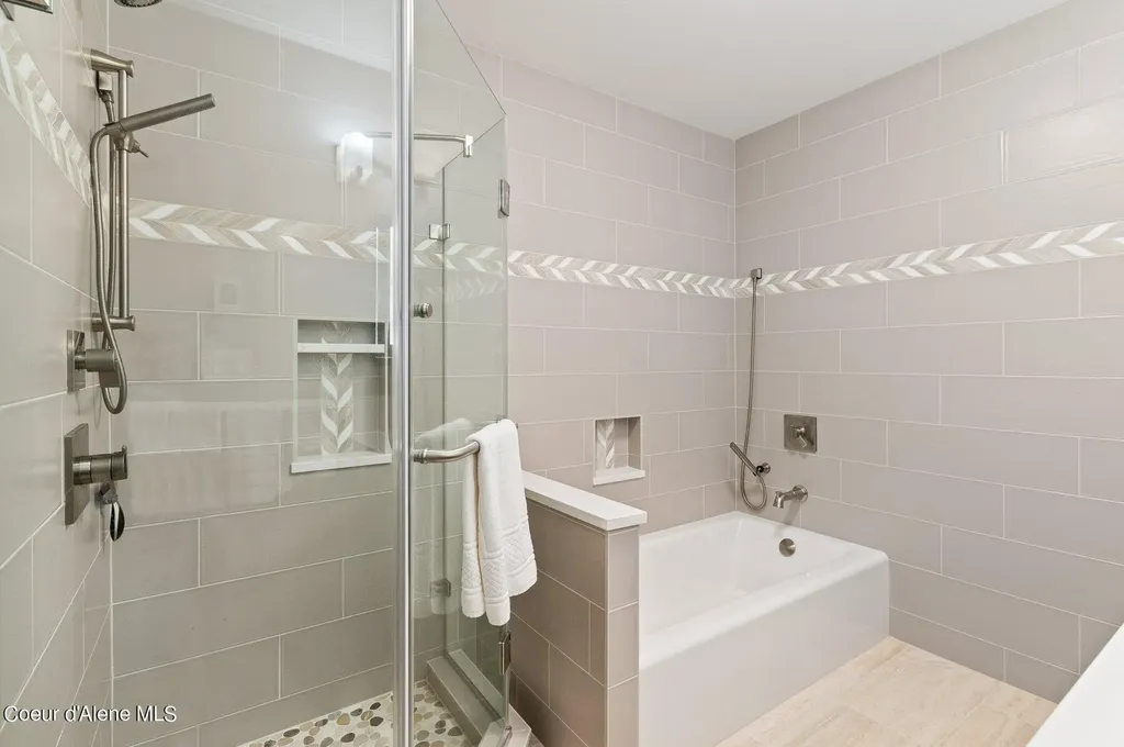 2537 Lakeshore Drive Sagle ID 83860