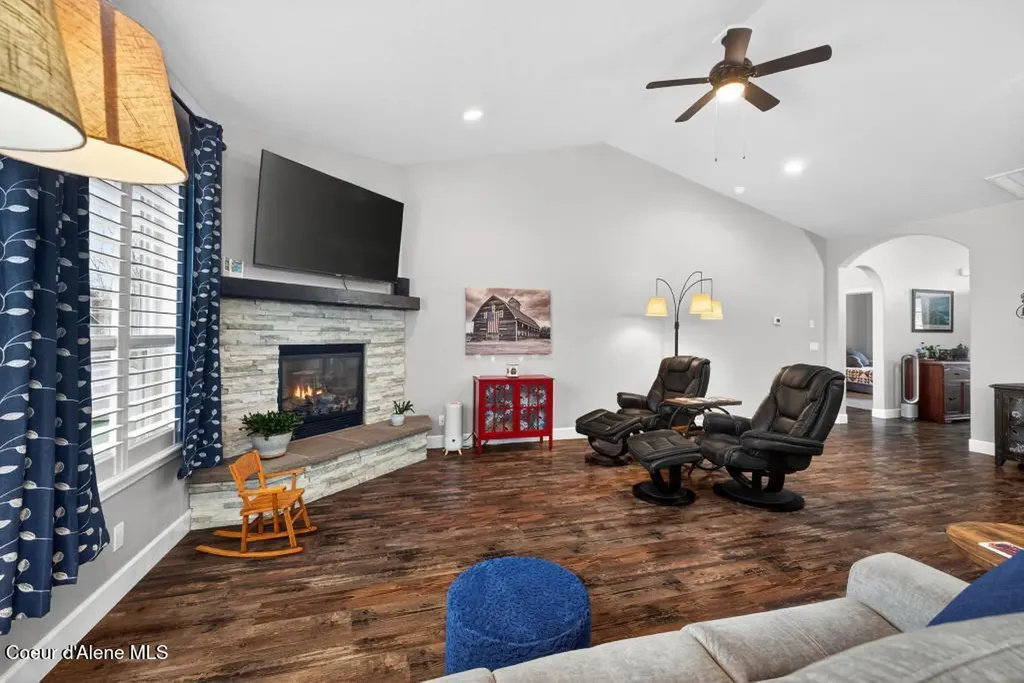 11305 N Emerald Drive Hayden ID 83835