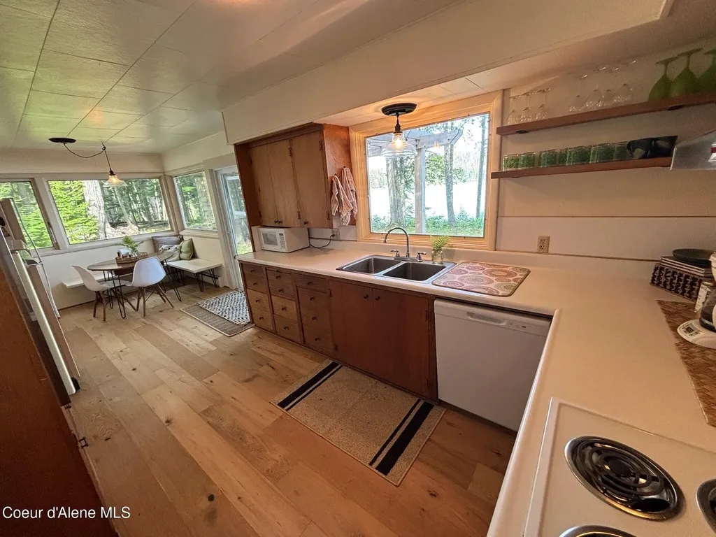 1449 W Prl Shore Priest Lake ID 83856