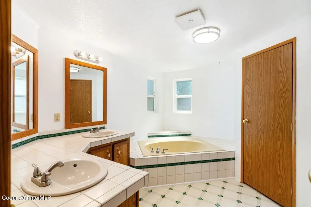 122 E Walrose Loop Hayden ID 83835