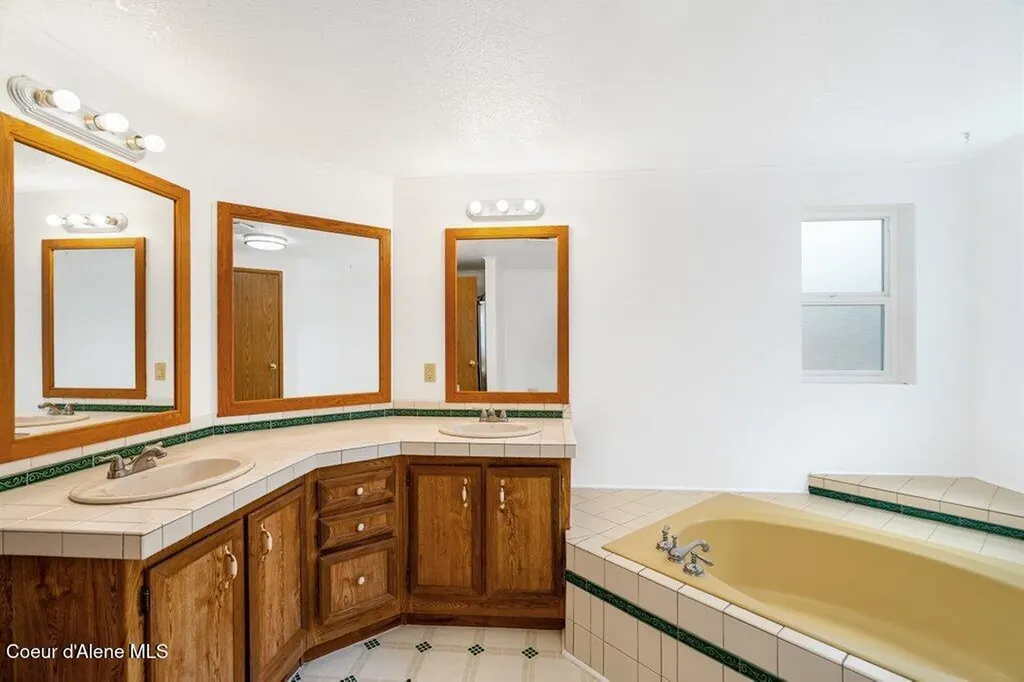122 E Walrose Loop Hayden ID 83835