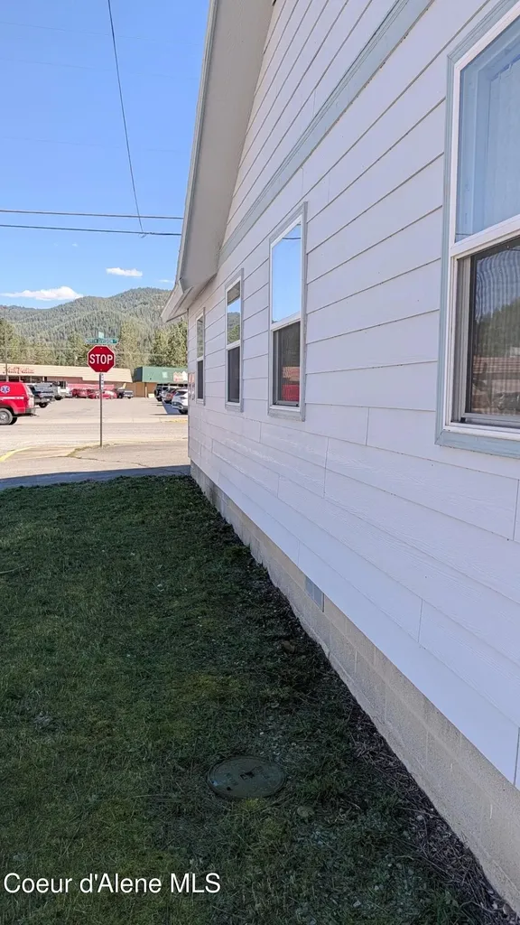 108 N Division Street Pinehurst ID 83850