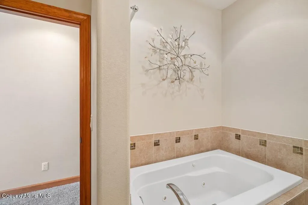 4308 E Rosemont Drive Athol ID 83801