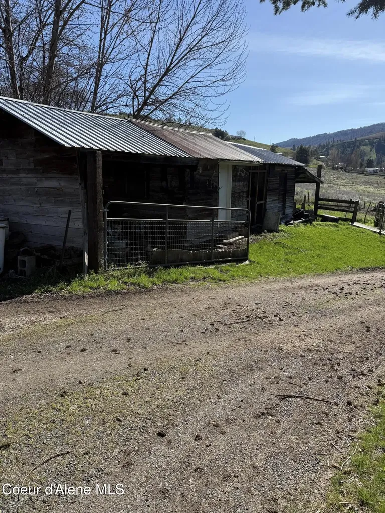 19357 School Road Lenore ID 83541