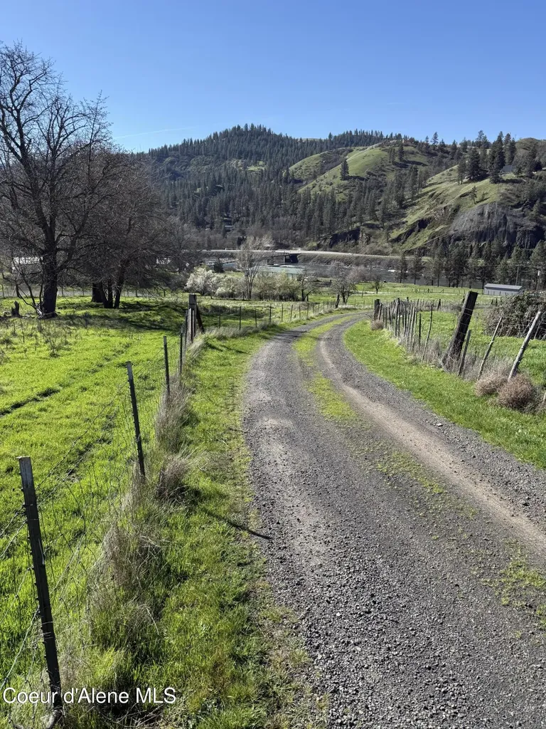 19357 School Road Lenore ID 83541