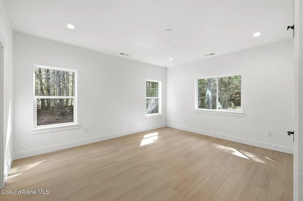 7705 E Howard Road Athol ID 83801