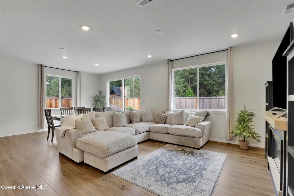 797 E Burdock Loop Hayden ID 83835