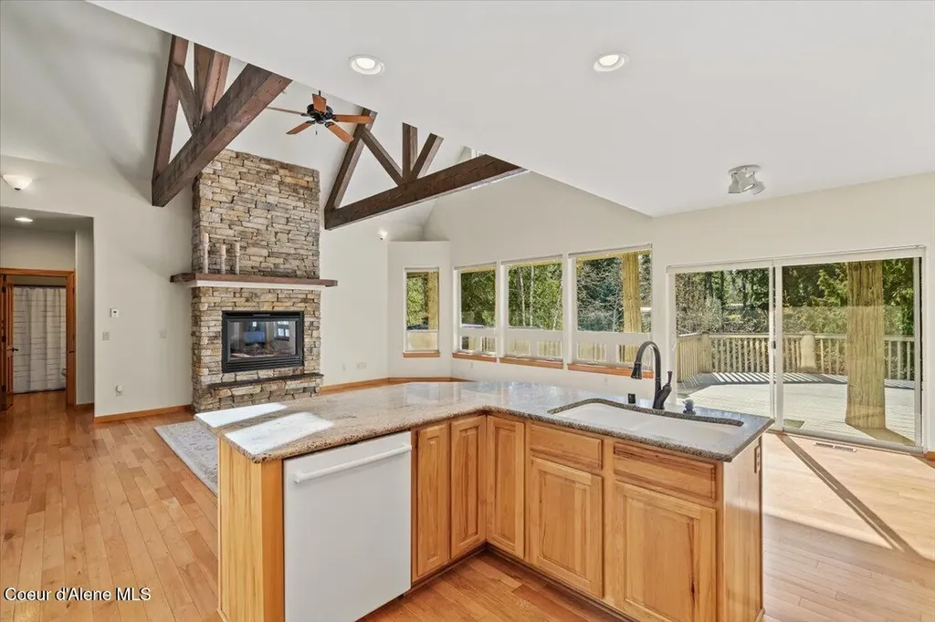 212 Canoe Cove Sandpoint ID 83864