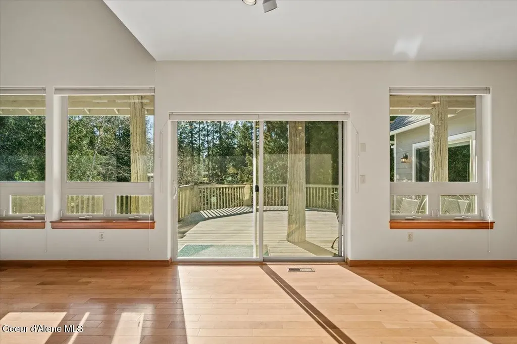 212 Canoe Cove Sandpoint ID 83864