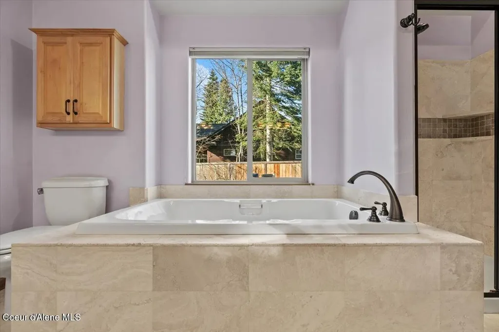 212 Canoe Cove Sandpoint ID 83864