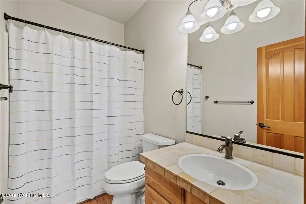 212 Canoe Cove Sandpoint ID 83864