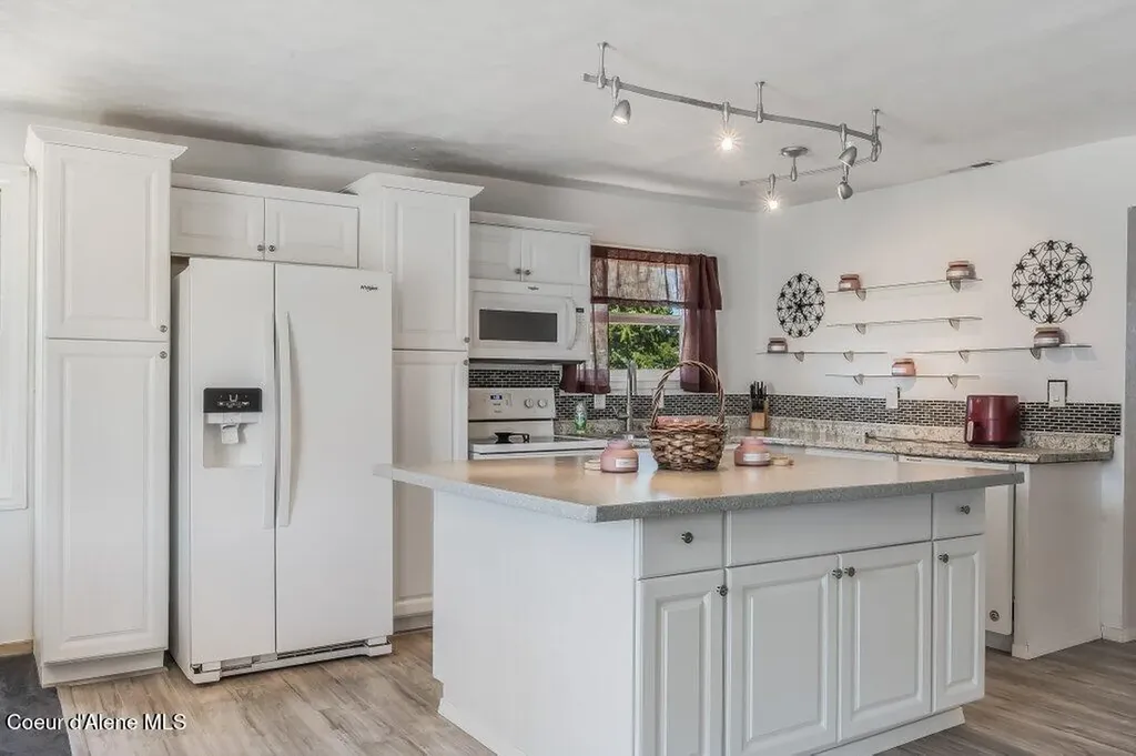 9727 W E Street Worley ID 83876