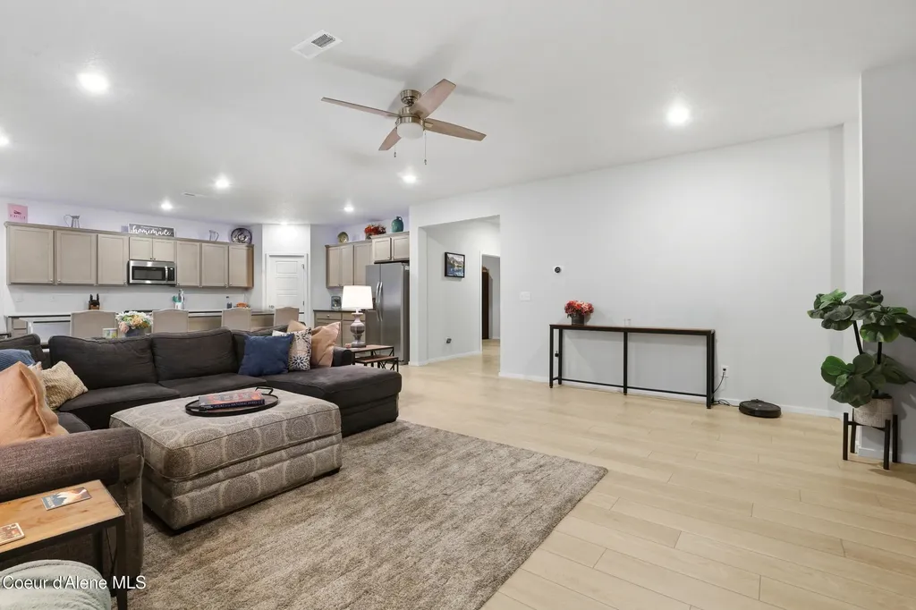 248 E Sandmyrtle Avenue Hayden ID 83835