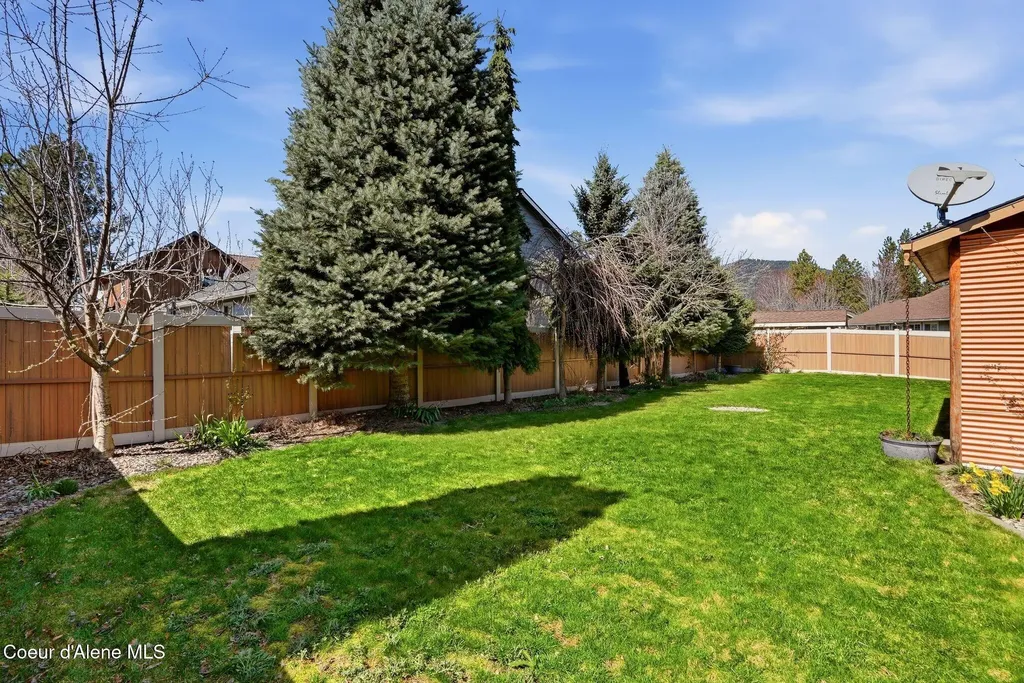 15330 N Nixon Loop Rathdrum ID 83858