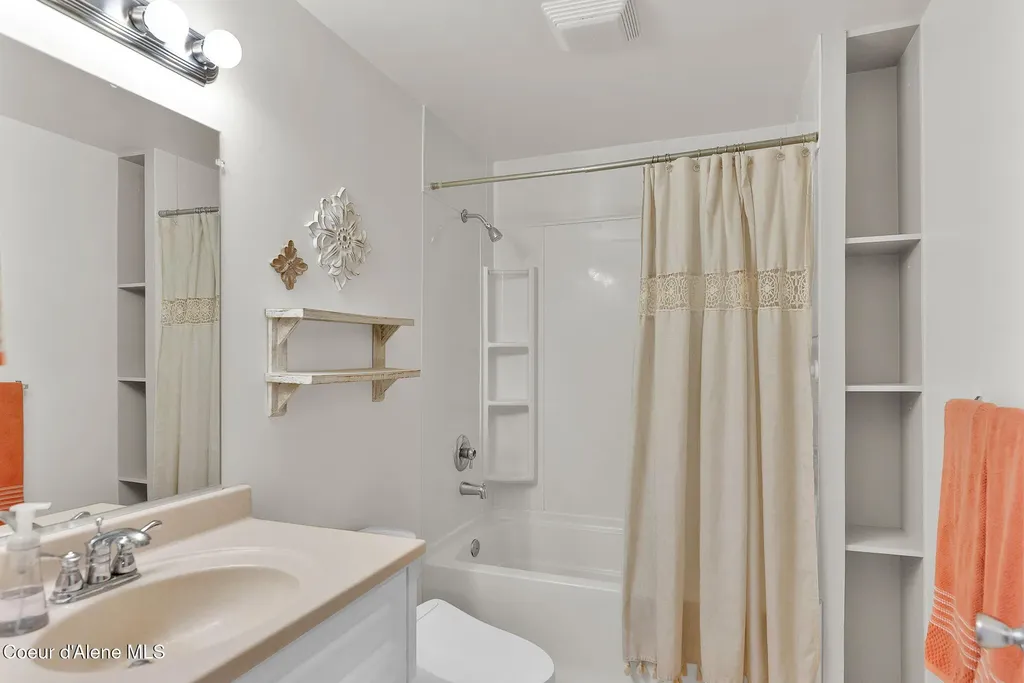 2534 N Coolwater Drive Post Falls ID 83854