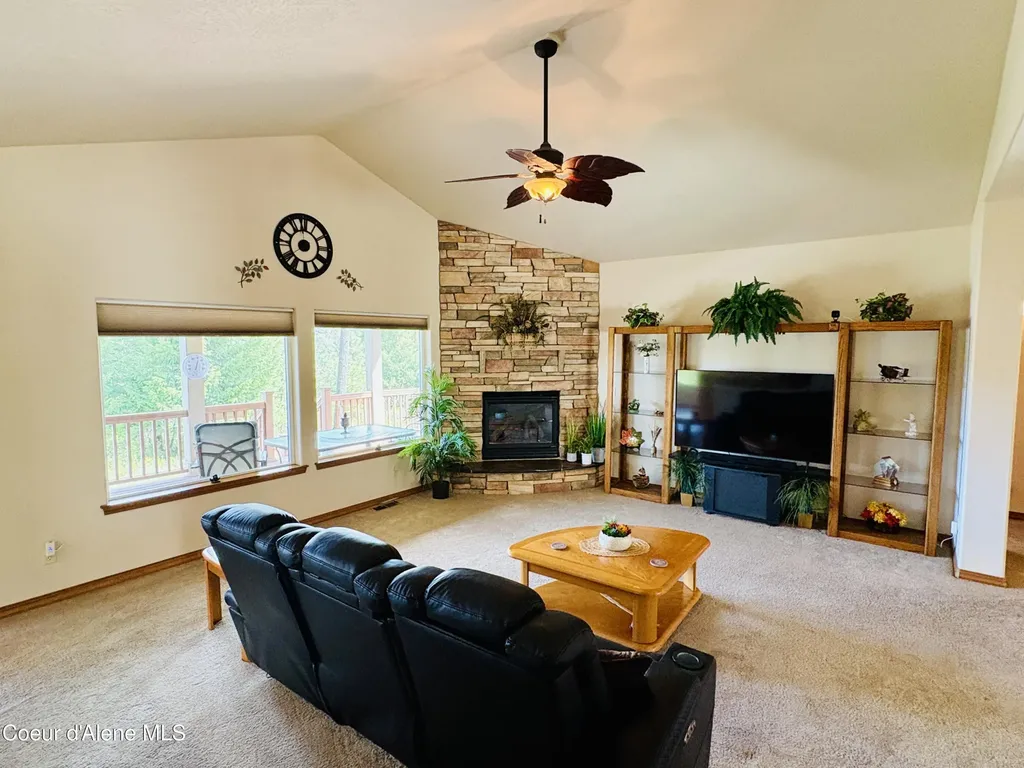 10459 N Summit Loop Hauser ID 83854
