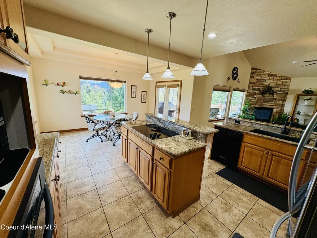 10459 N Summit Loop Hauser ID 83854