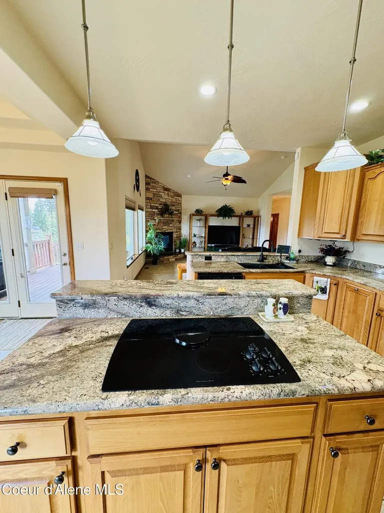 10459 N Summit Loop Hauser ID 83854