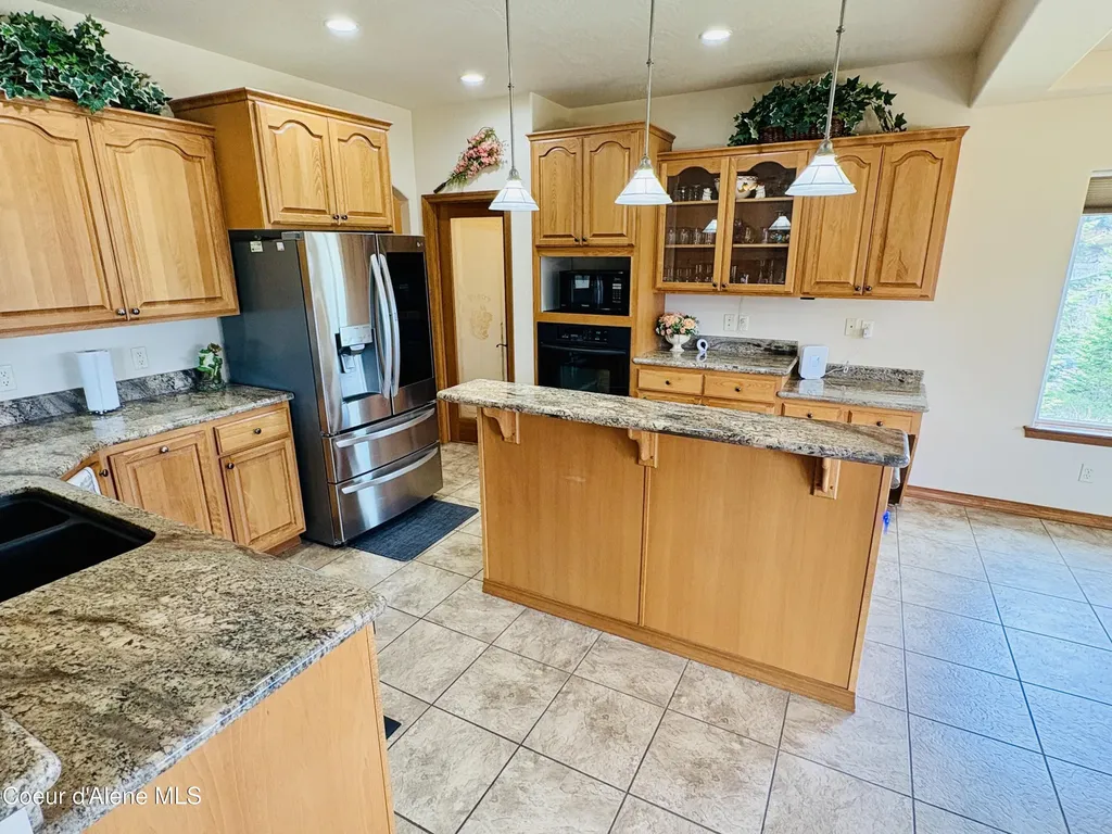 10459 N Summit Loop Hauser ID 83854