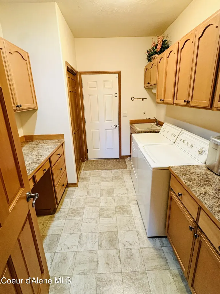 10459 N Summit Loop Hauser ID 83854