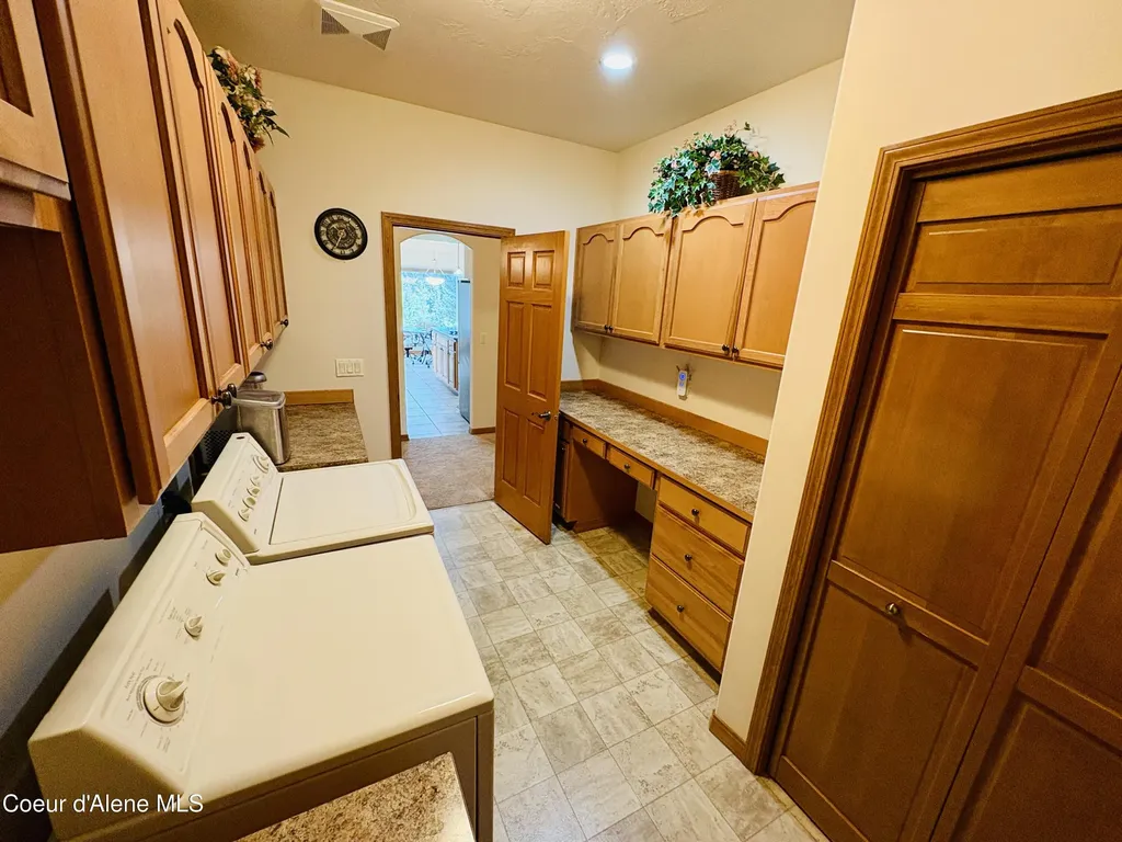 10459 N Summit Loop Hauser ID 83854