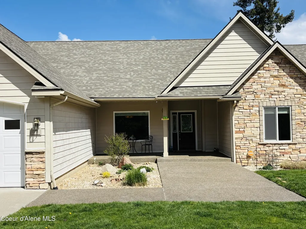 10459 N Summit Loop Hauser ID 83854