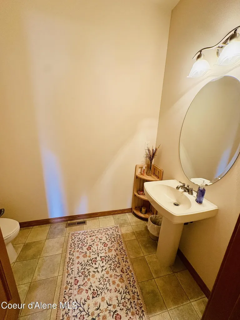 10459 N Summit Loop Hauser ID 83854