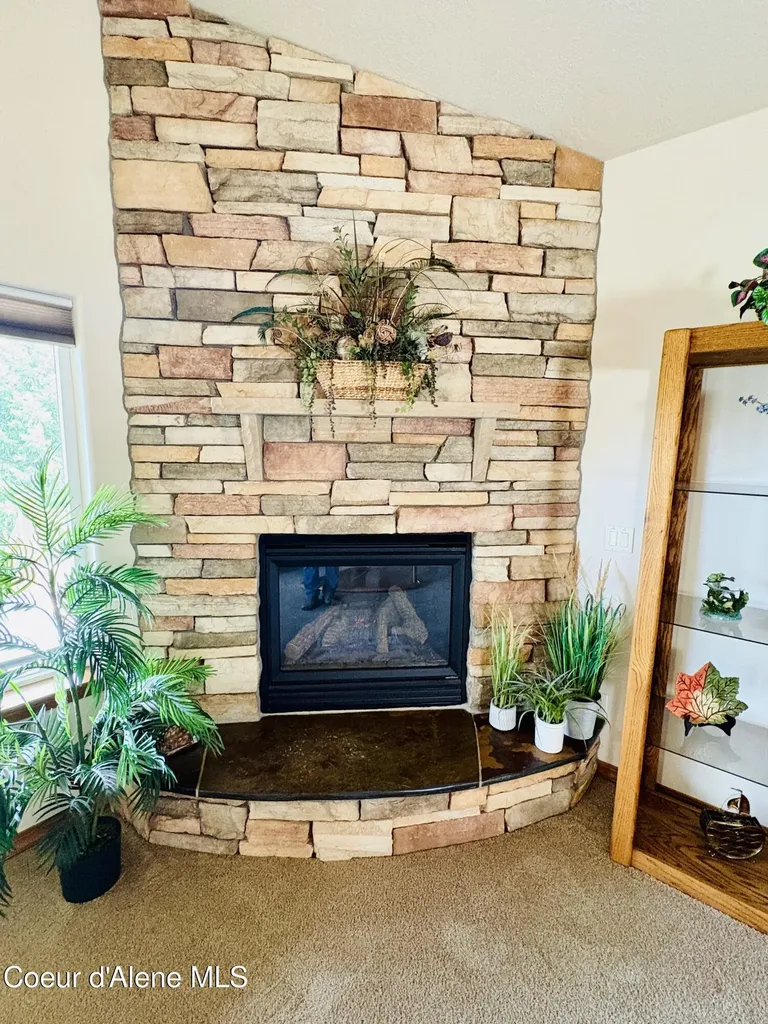 10459 N Summit Loop Hauser ID 83854