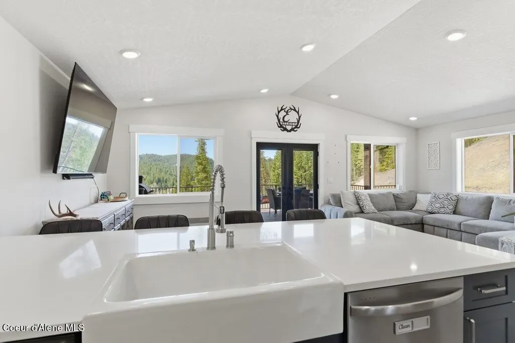 3835 Pinecreek Road Pinehurst ID 83850