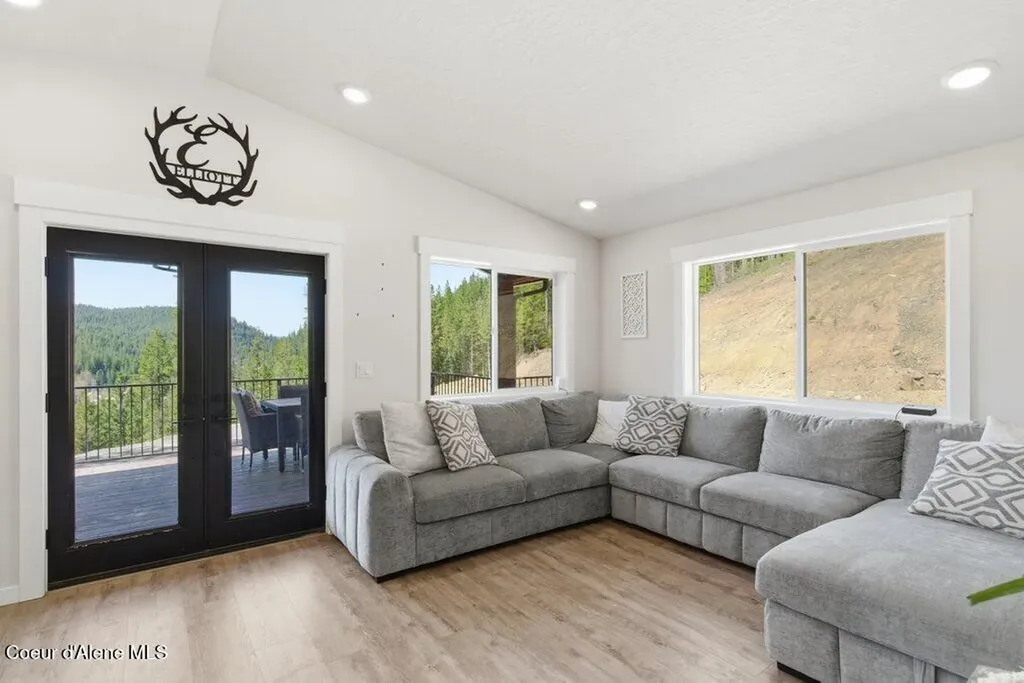 3835 Pinecreek Road Pinehurst ID 83850