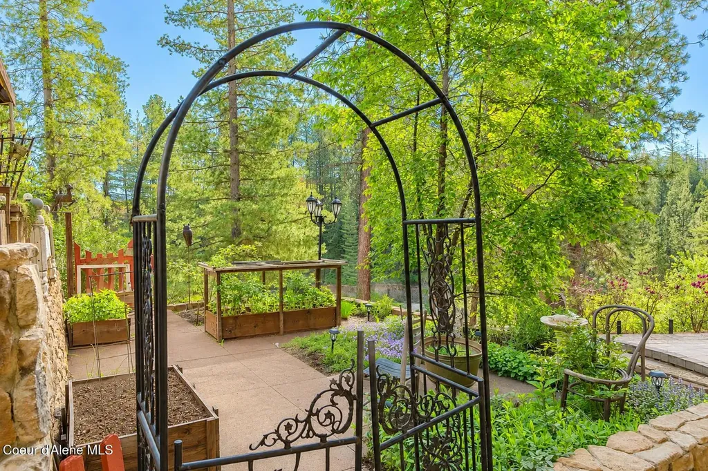 483 Paradise Lane Pinehurst ID 83850