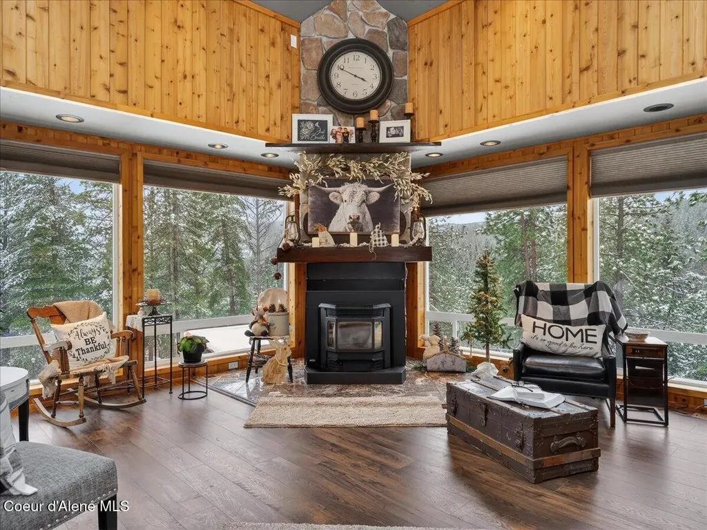 483 Paradise Lane Pinehurst ID 83850