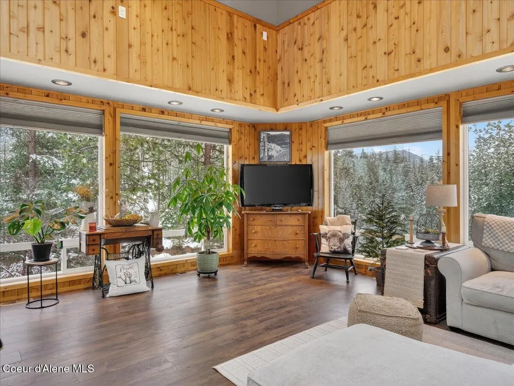 483 Paradise Lane Pinehurst ID 83850