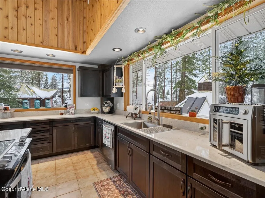 483 Paradise Lane Pinehurst ID 83850