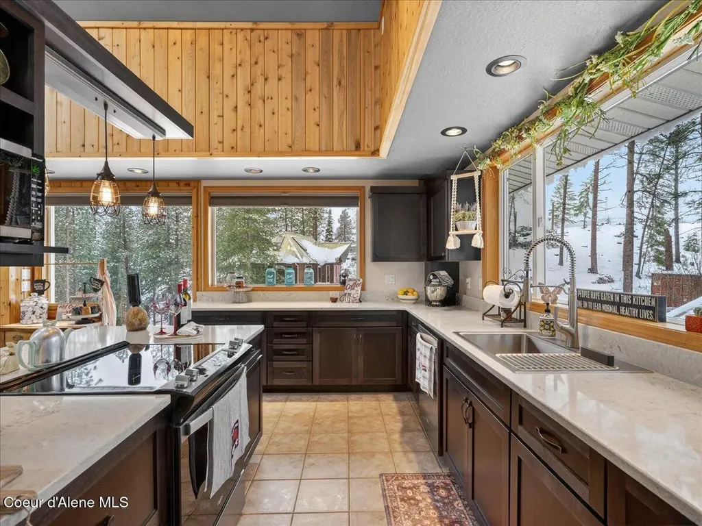 483 Paradise Lane Pinehurst ID 83850