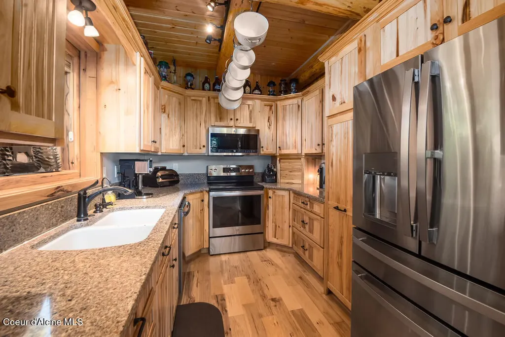 28 Creekside Lane Hope ID 83836