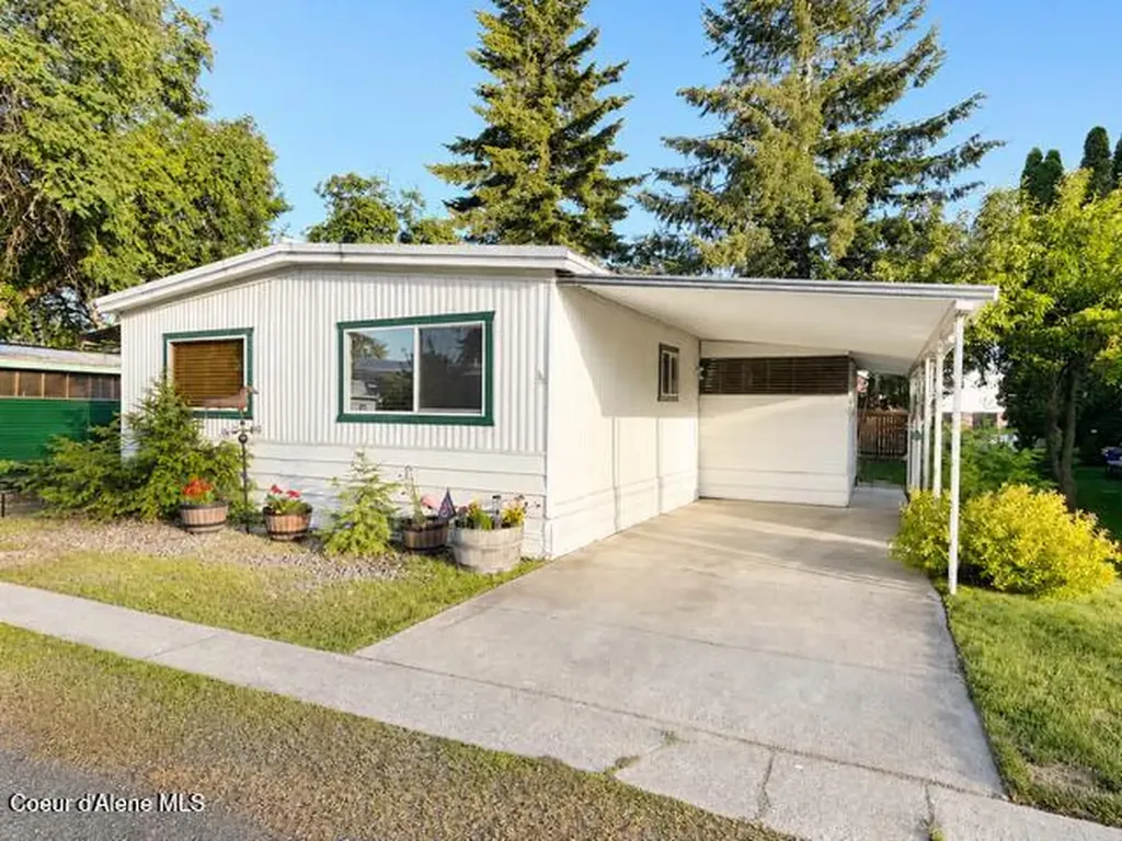 8901 N Starr Loop Hayden ID 83835