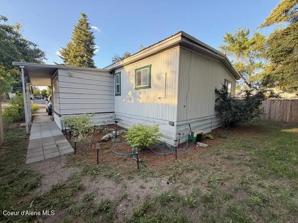 8901 N Starr Loop Hayden ID 83835