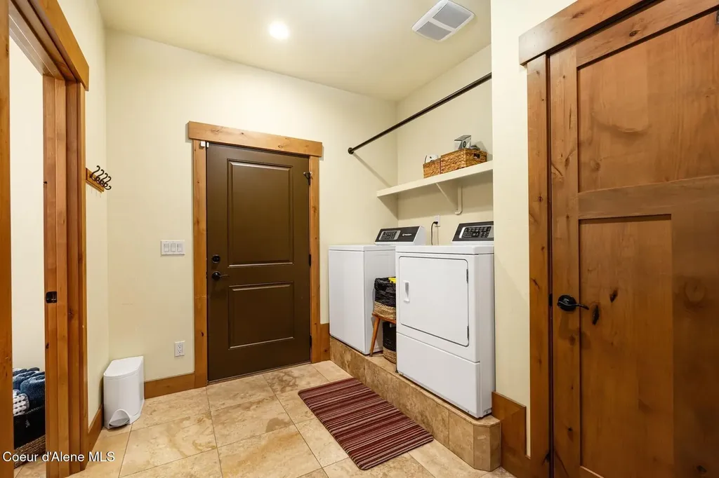 729 Delaney Drive Sagle ID 83860