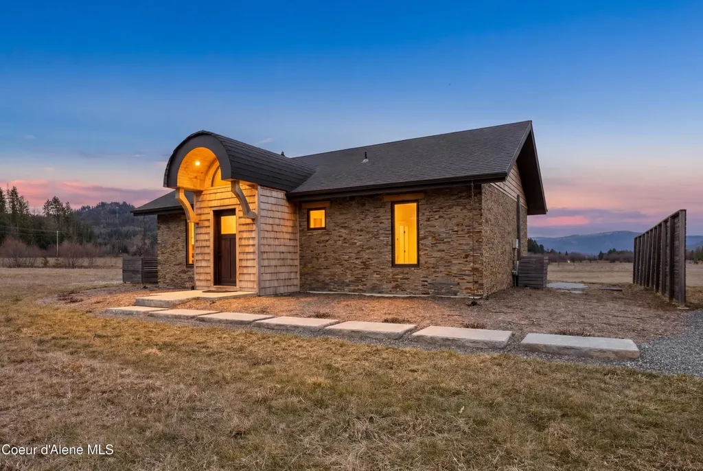 432 Stagecoach Drive Sagle ID 83860