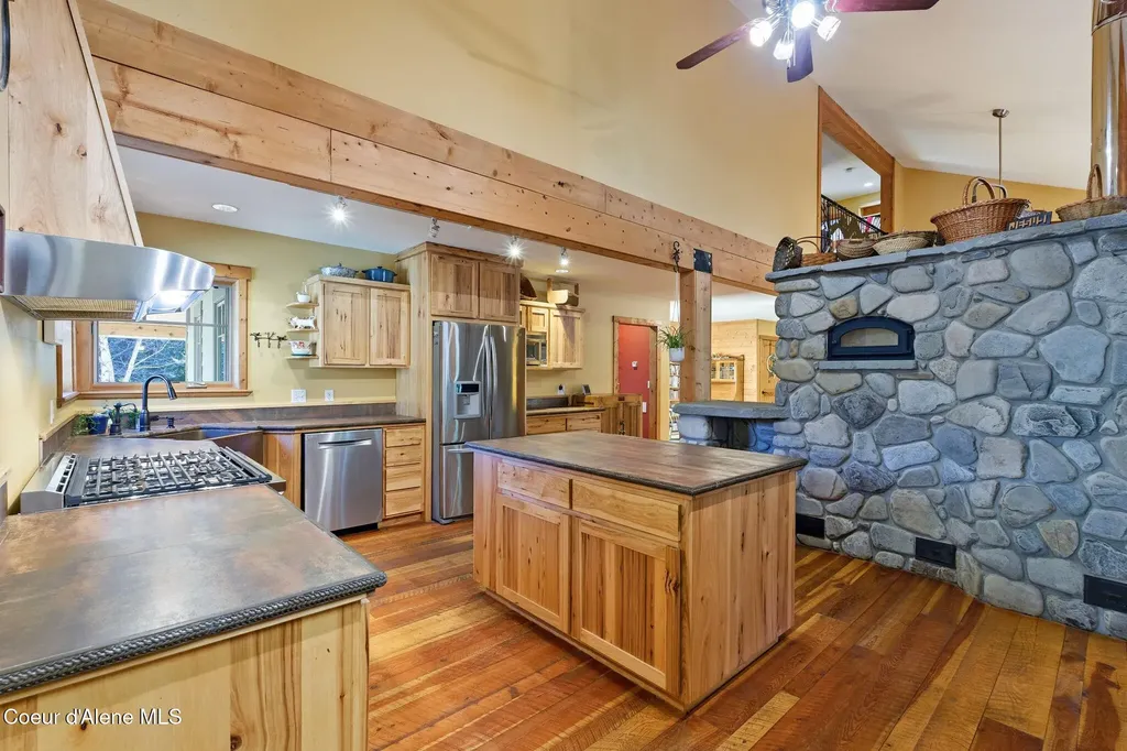 4719 Selle Road Sandpoint ID 83864