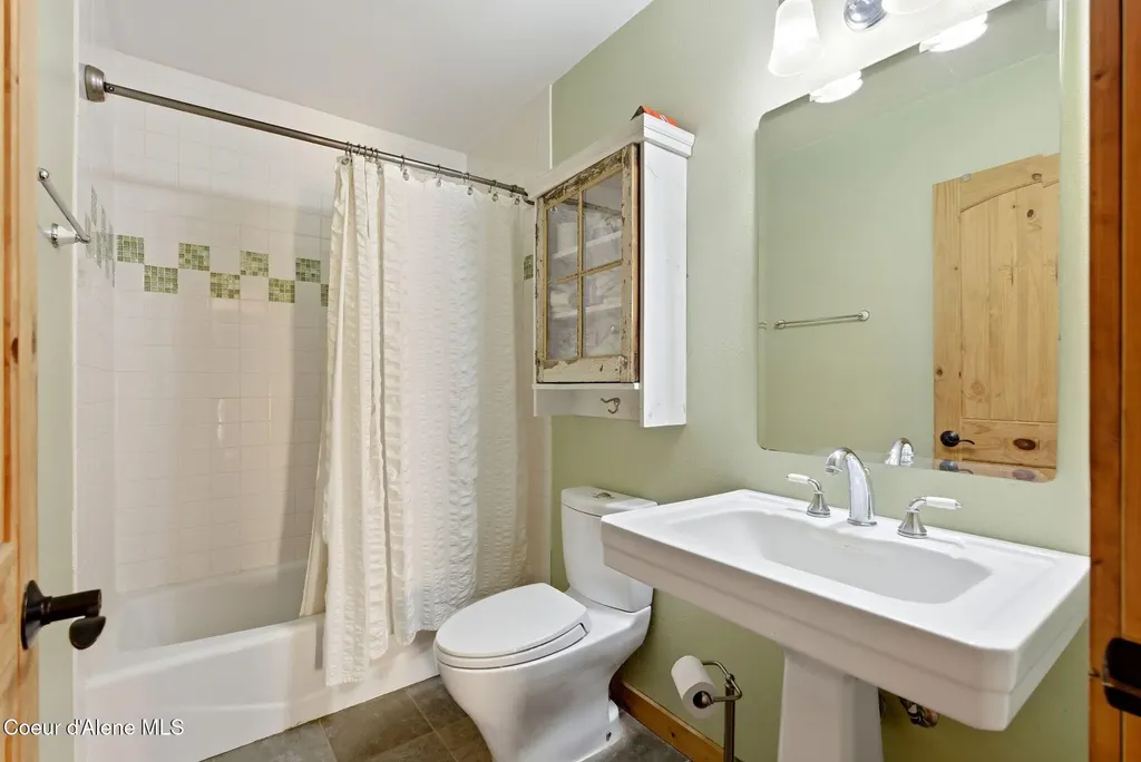 4719 Selle Road Sandpoint ID 83864